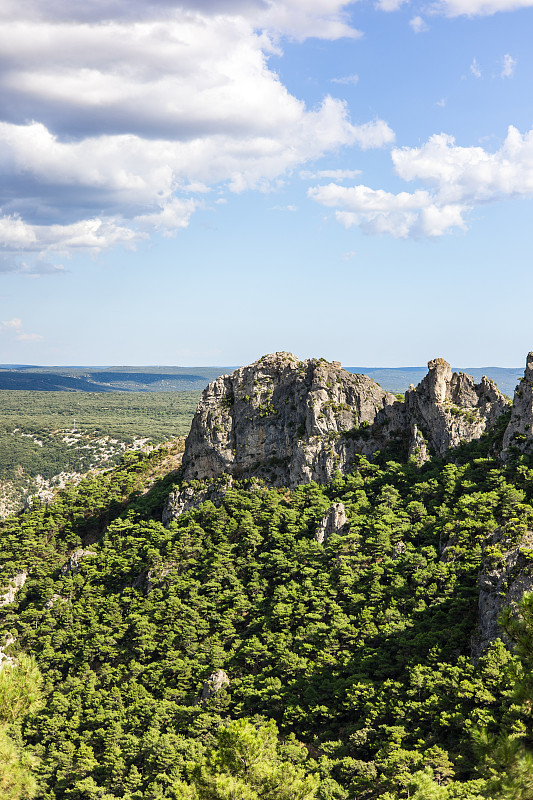 风景周围的Fenestrettes徒步步道Saint-Guilhem-le-Désert(欧西塔尼，