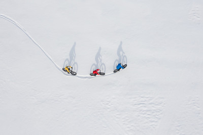 一群朋友在加拿大安大略省的雪地里骑着他们的胖自行车的无人机照片