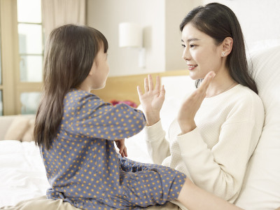 亚洲母亲和女儿在家里玩