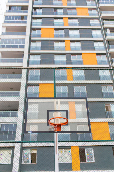 新建多层住宅楼。抵押和建筑背景概念形象。