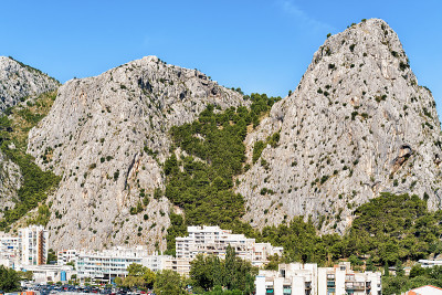 奥米斯镇和峡谷