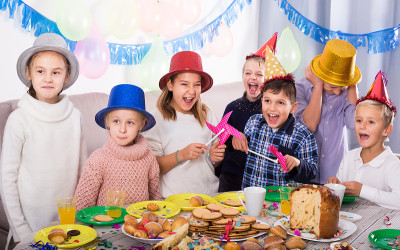 友好的团体儿童有聚会friendâ的生日