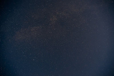 漆黑的夜空里繁星满天
