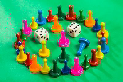 五颜六色的游戏棋子和骰子。