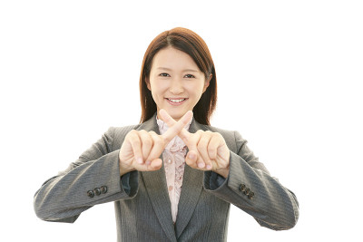 做X标记的亚洲女人