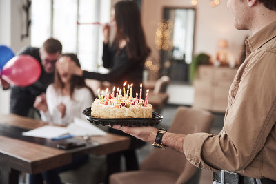 一个员工今天过生日。友好的同事决定给她一个惊喜