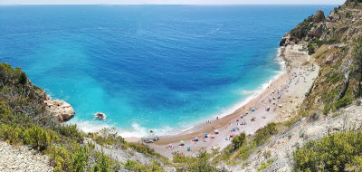 西班牙地中海沿岸的阿利坎特。Benitachell的Moraig海滩全景