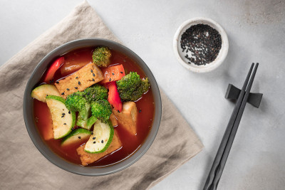 亚洲豆腐、奶酪和蔬菜汤