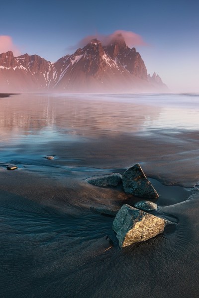 冰岛东南部Stokksnes海角的黑沙滩，有Vestrahorn(蝙蝠侠山)。色彩缤纷的夏日早晨，欧