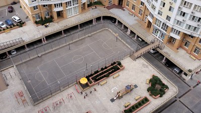 鸟瞰图的孩子和运动操场之间的公寓建筑