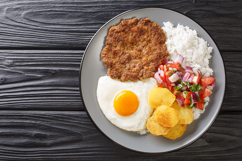 Silpancho Cochabambino传统玻利维亚食物的盘中特写。水平的俯视图