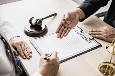 律师对合同进行了解释，然后才允许客户签署诉讼，承认被告是商业伙伴，开了公司并进行了欺诈行为。资产挪用
