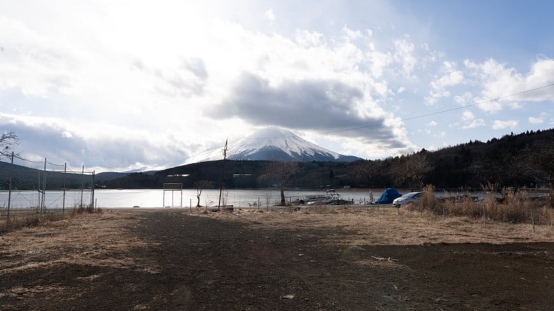 从山中湖眺望冬季的富士山