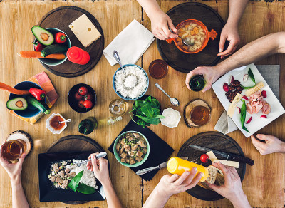 俯视图，一群人坐在桌子旁吃饭