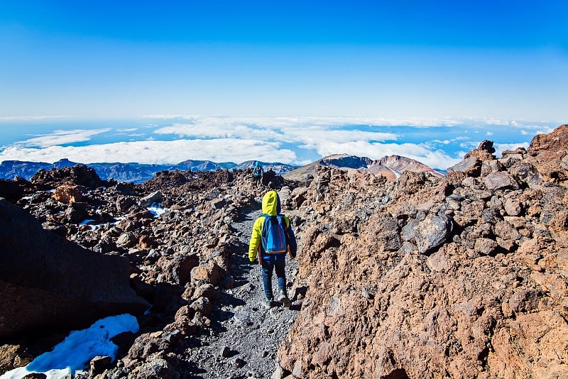 泰德火山顶上的小男孩