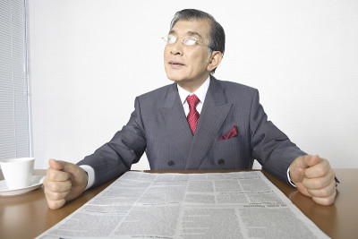 总统开始读报纸