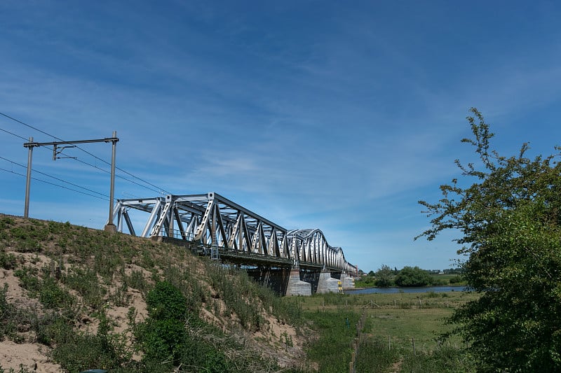 荷兰Hertogenbosch市附近马斯河上的铁路桥。