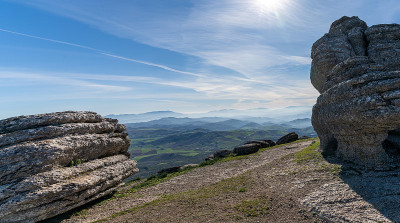安达卢西亚的el Torcal岩层和Montes de Malaga自然公园的景观