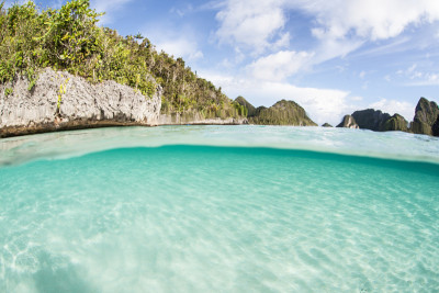 清澈的泻湖和石灰岩岛屿