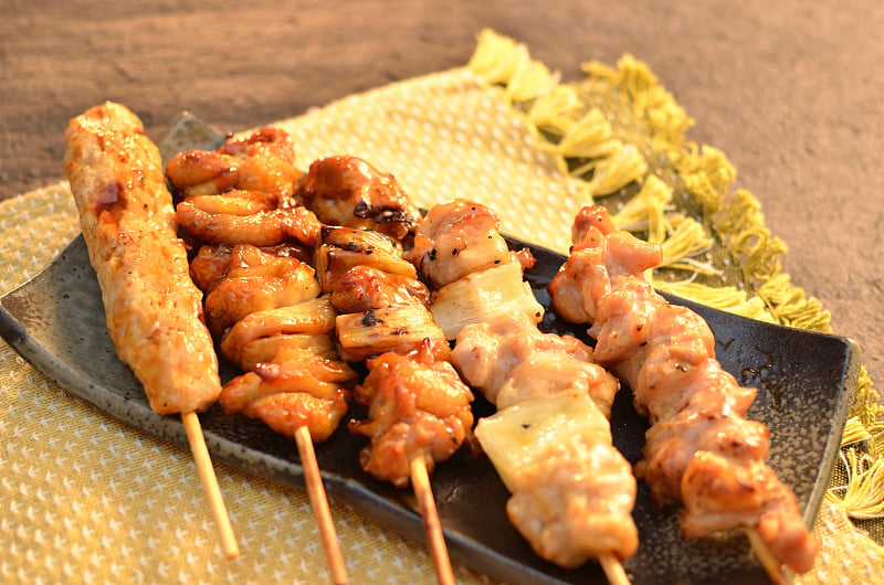 炭火烤的鸡“Yakitori&quot;