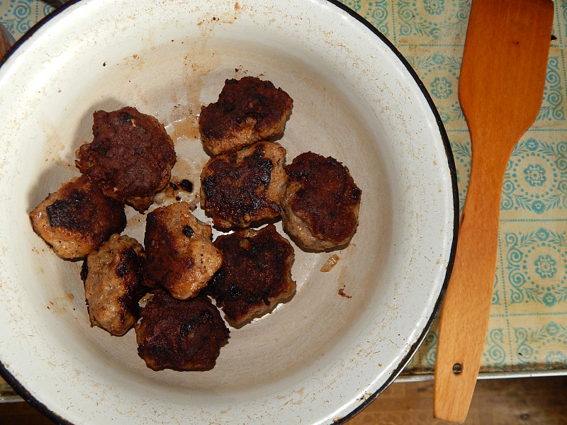 烹饪烤小牛肉和猪肉片