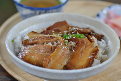 加猪肉或炖猪肉的米饭