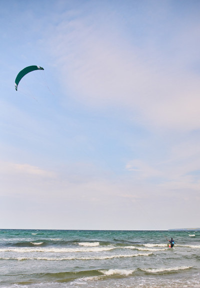 在海上风筝冲浪
