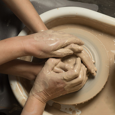陶艺工作室的陶土制作大师班