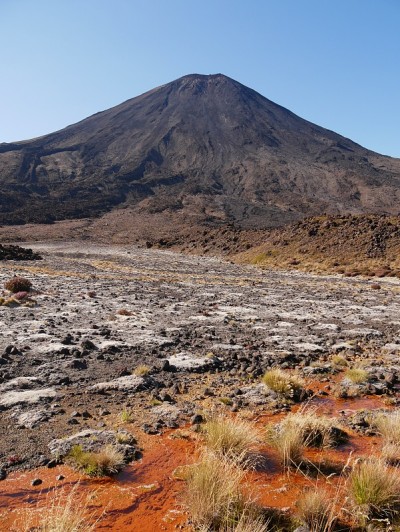 在新西兰的汤加里罗国家公园，前面有砾石的火山