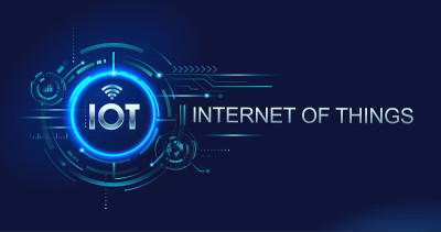 物联网(IOT)设备和网络上的连接概念。蜘蛛网般的网络连接在未来的蓝色背景上。