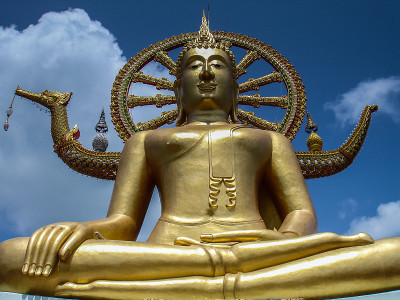 坐佛在黄金Wat Phra Yai