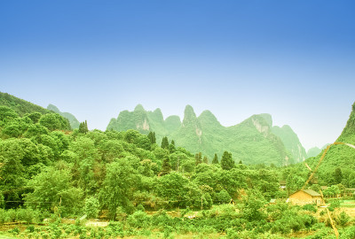中国阳朔的绿色喀斯特景观