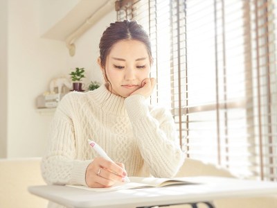 亚洲妇女在做学校作业