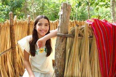 墨西哥印第安玛雅拉丁女孩在丛林小屋