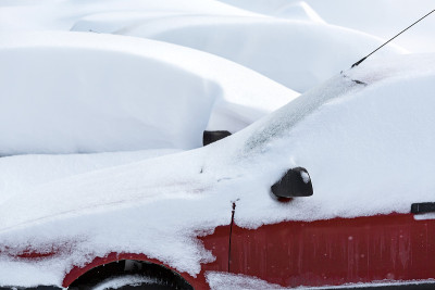 被雪覆盖的汽车