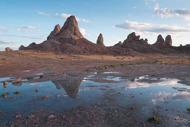 Trona Pinnacles是隐藏在加利福尼亚州沙漠国家保护区的近500个凝灰岩尖塔，距离美国加利