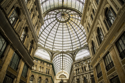 Umberto I. Galleria Umberto I.优雅的，玻璃和铁覆盖的画廊建于19世纪晚