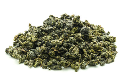 干绿茶乌龙茶分离在白色背景。牛奶乌龙茶。