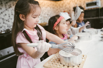 孩子们学习做饼干