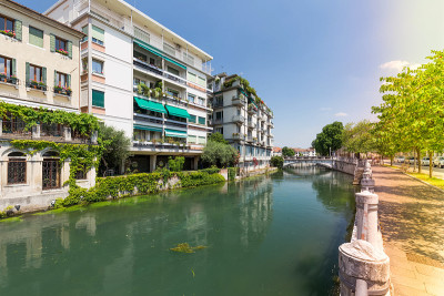 意大利的特雷维索，历史建筑，河景