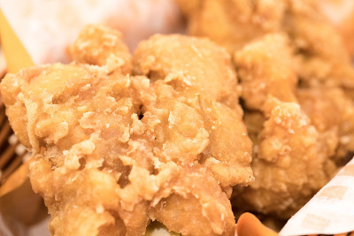 面包屑酥脆的炸鸡腿在篮子里