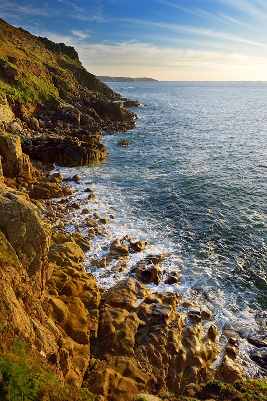 英国康沃尔科特山谷波思南文的海浪拍打着岩石海滩