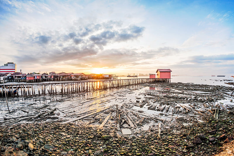 槟榔屿乔治城的Tan Jetty，日出与小屋的景色