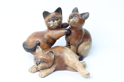 泰国在白色的背景上雕刻木制的猫。