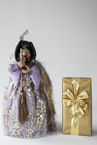 紫色女巫与金色礼盒，礼物，为意大利活动La Befana，在白色背景