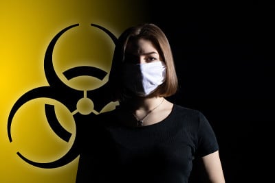 一名年轻的医学学徒在医院的传染病病房里向人们报告这种威胁。