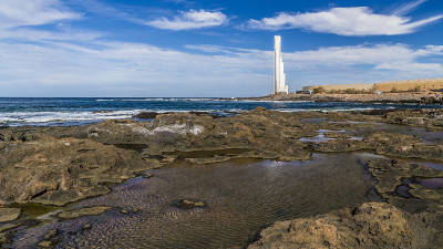 岩石海岸上的白色灯塔