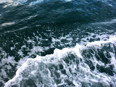 美丽的蓝色海浪与水波纹的背景