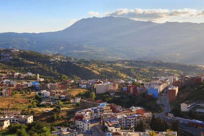 这是摩洛哥舍夫沙旺郊区的景色。这座城市，也被称为Chaouen，以其蓝色建筑而闻名，这使得它对游客非