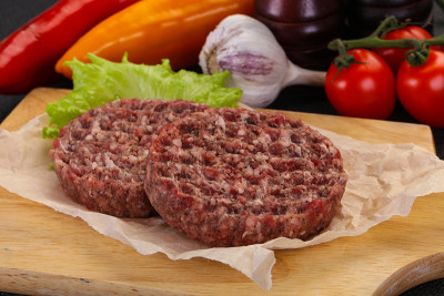 生的汉堡肉片